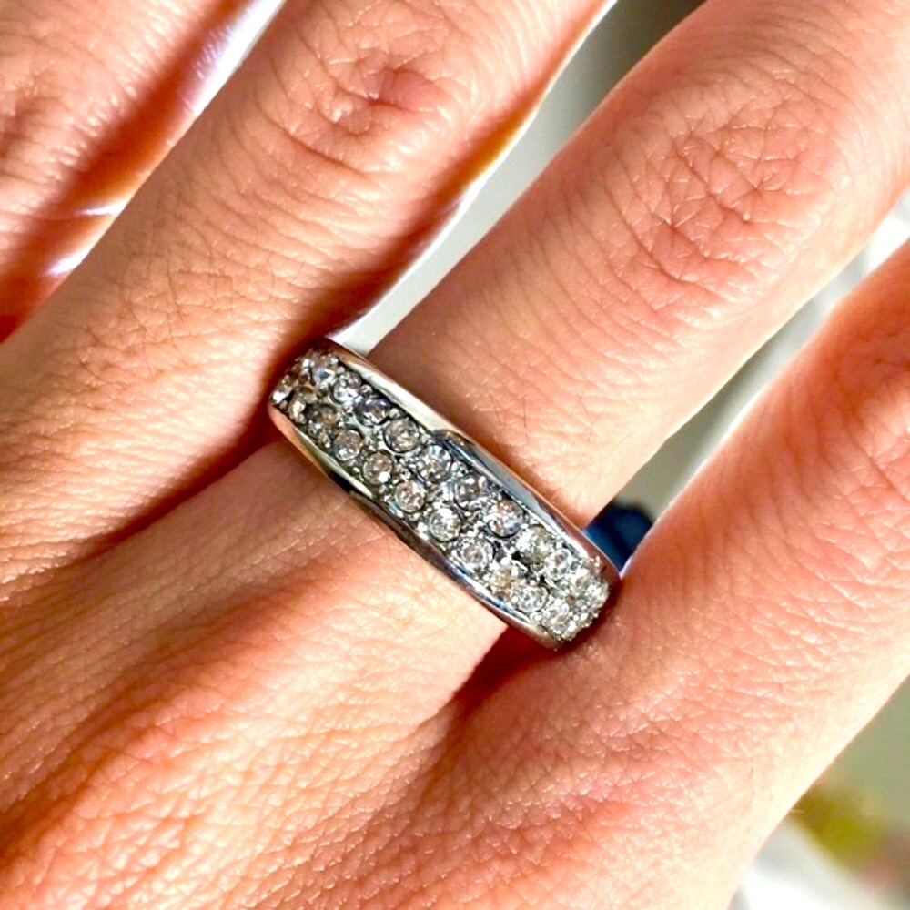 ❤️Stunning Silvertone Ring With White CZ Stones - Picture 1 of 5